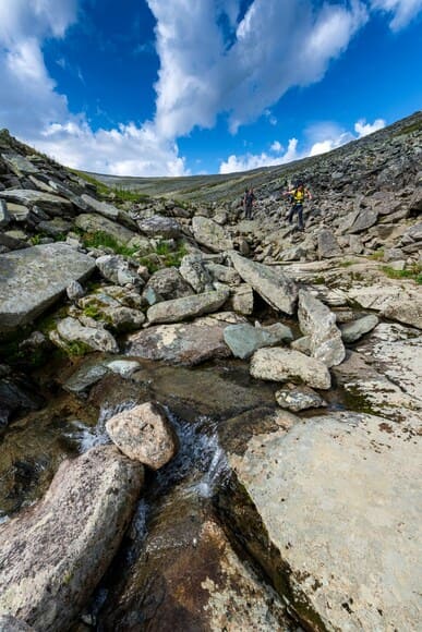 馬鹿「山で遭難したよおお！助けてえええ！！」←これ