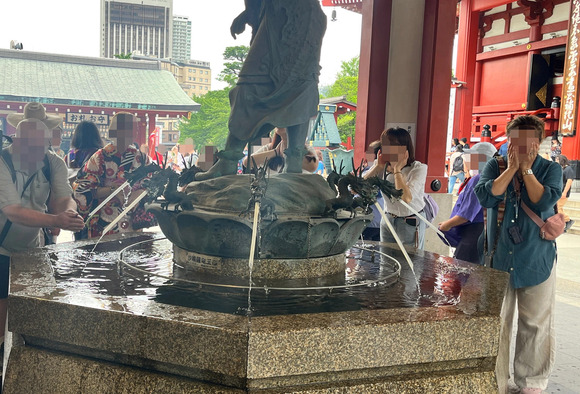 浅草寺の手水で洗髪、奈良公園の鹿を叩く…近外国人観光客のマナー崩壊