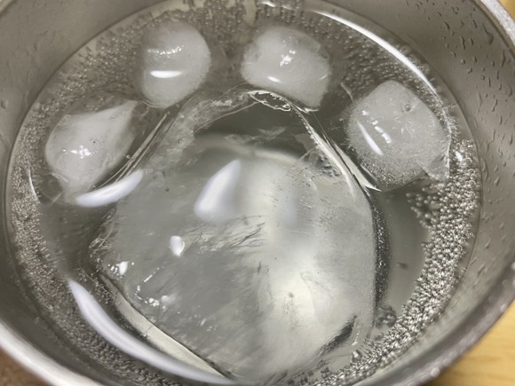 【朗報】真空断熱タンブラーに入れた永、ガチで氷遠に溶けない