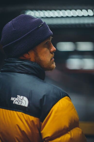 上司「アウターなに着てる？」俺「ノースフェイスっすね」新卒「ユニクロっす」←コイツ