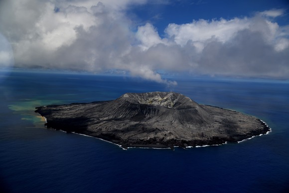今も活発な火山活動が続く西之島新島　約四千メートルの深海にそびえ立つ独立峰の海底火山