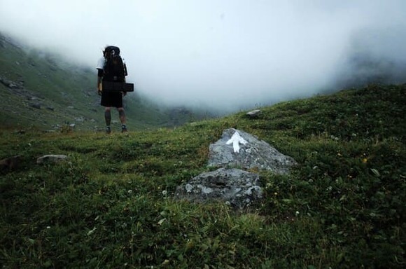 「山で遭難したら、川沿いに下ってってはいけない」←なんでだよ