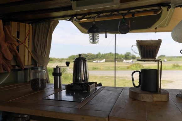 ワオの趣味が家の駐車場で車中泊なんやが