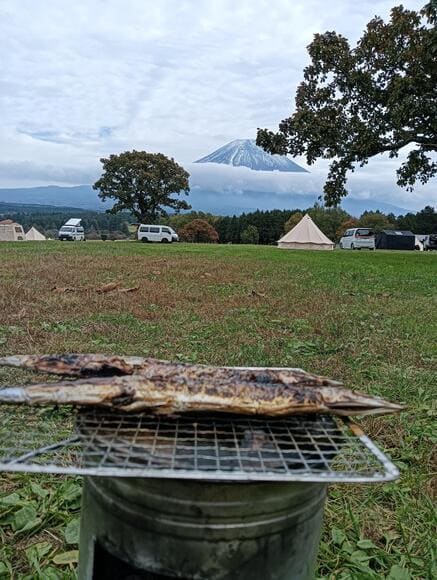 【画像】いい天気だならお外で秋刀魚焼いたった