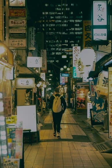 【悲報】女性「おじさんの一人旅はなんだか不気味で怖い」