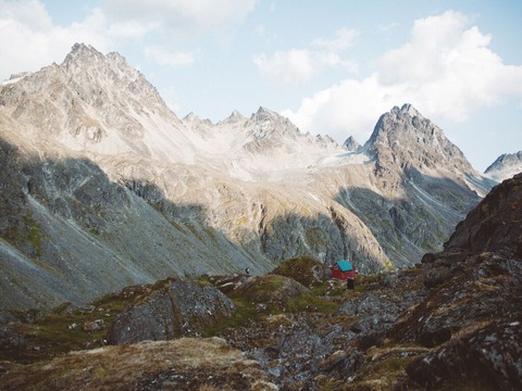 登山者と小屋