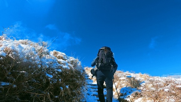 全身真っ黒のアークテリクスで揃えてるソロ登山者とかみるとぞっとする