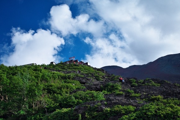 「山をナメるな！」環境省、軽装で富士山を登ろうとする登山客にブチギレ