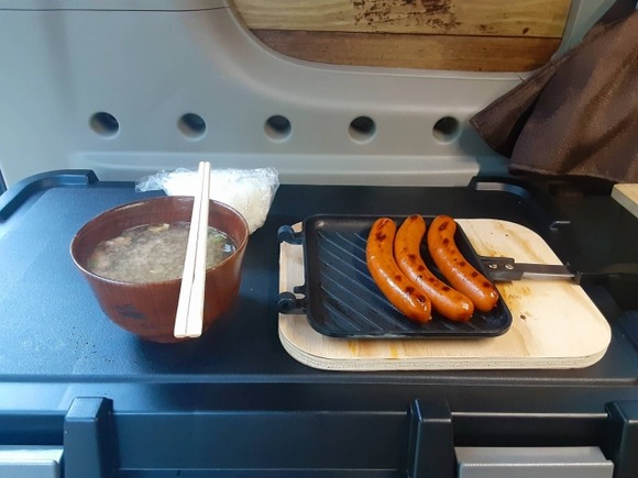 車中泊って何が楽しいの？「ソーセージ焼いてコーヒー淹れてあぁ幸せだなあ」って