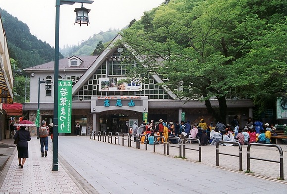 高尾山にスーツで登ってもいい？