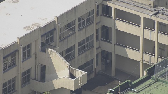 【悲報】小学校の教室にスズメバチが現れ、殺虫スプレーを噴射。児童15人が体調不良になり病院に搬送…