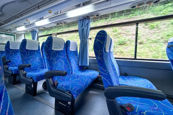 高速バス運転手「それでは出発しまーす」　女性「あ、待っ」