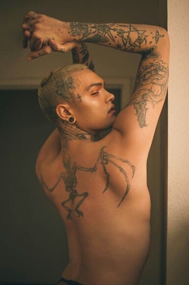 日本「タトゥー（入れ墨）してる人は、プールも温泉も海水浴も禁止」←これ