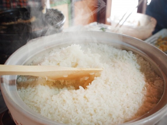 【画像】土鍋で炊いたご飯うますぎだろ