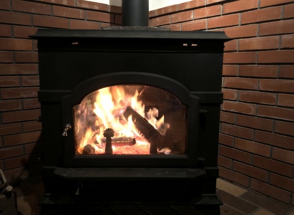 【暮らし】人気の「薪ストーブ」煙と臭いでご近所トラブル　行政も「解決しにくい」と困り顔のワケ