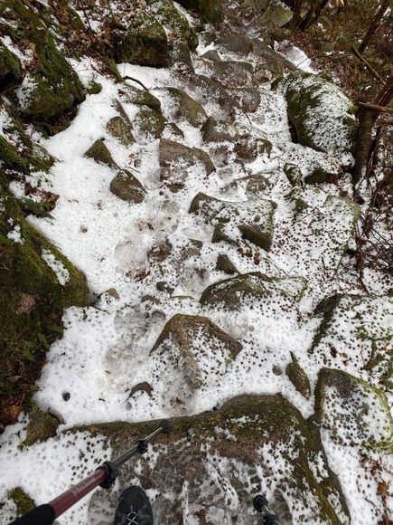 雪が被った登山道
