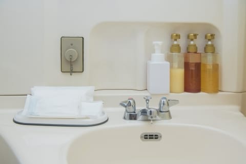 【悲報】ホテルの備品がパクられまくる。「テレビ」持ち帰りまで