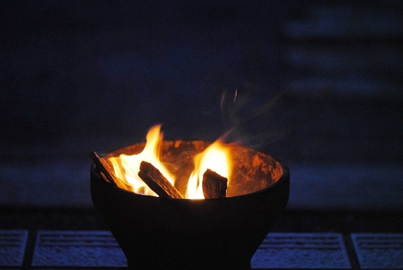 薪ってホームセンターとかで買って持っていくわけ？