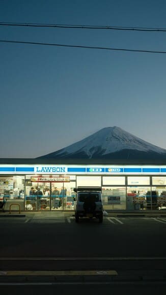 ローソン「駐車場で車中泊させてやろう。1泊3000円だ」