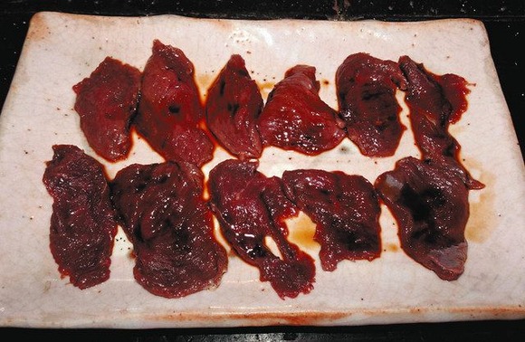 茨城名物「カラスの刺し身」 そんなものがあるのか…