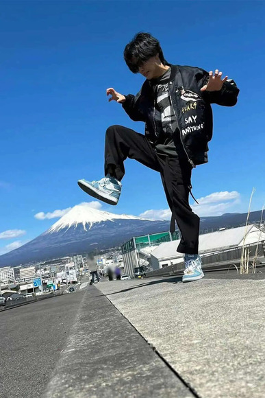 「ジュニア」人気メンバーが富士山中央分離帯での迷惑行為を謝罪「認識の甘い軽率な行動だった」