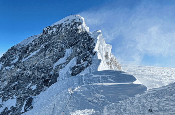 【悲報】政府がエベレストの登山料を大幅に値上げ…これからどうやって生活すればいいんだ
