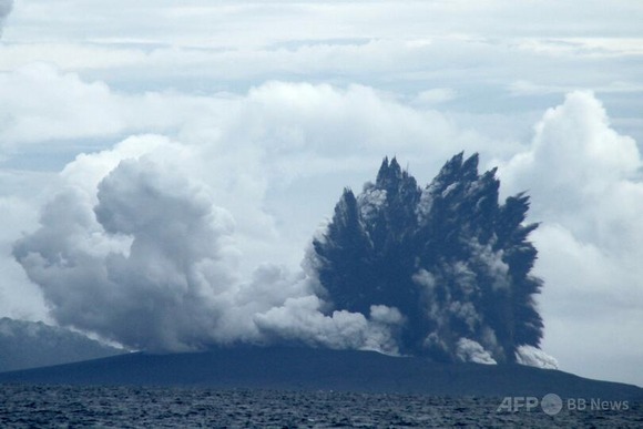 インドネシアで噴火相次ぐ　火山灰飛散で6空港閉鎖