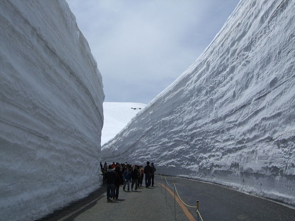富山県立山町、立山有料道路・雪の大谷
