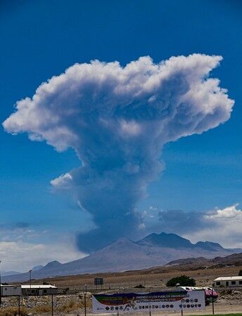 【チリ】アンデスの火山噴火！噴煙６０００メートル