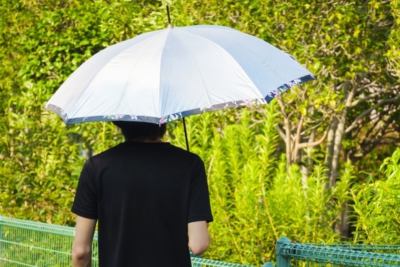 東京都心で「日傘男子」が急増中！直撃ルポでわかった「帽子じゃダメな理由」