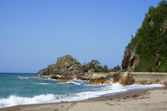 【画像】写真で報告された「能登半島の地震による4mの隆起」がガチでとんでもない