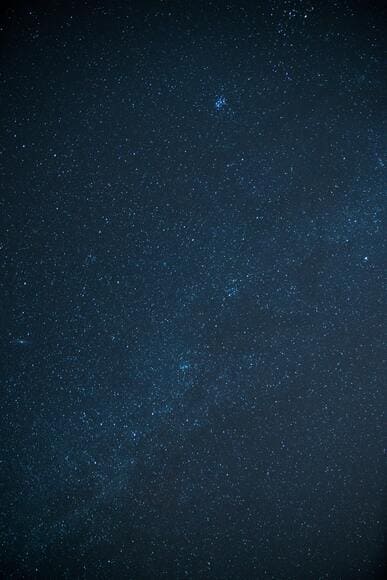 自衛隊の基地を取り囲む柵のすぐ側で、寝袋に入って星を観てたら自衛隊がやってきて怒られた