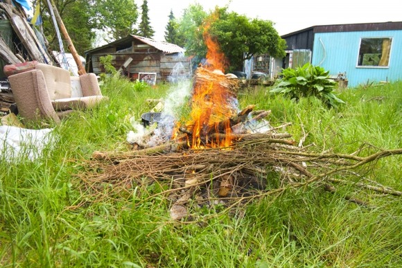 自分の家の庭で焚き火はダメなの？