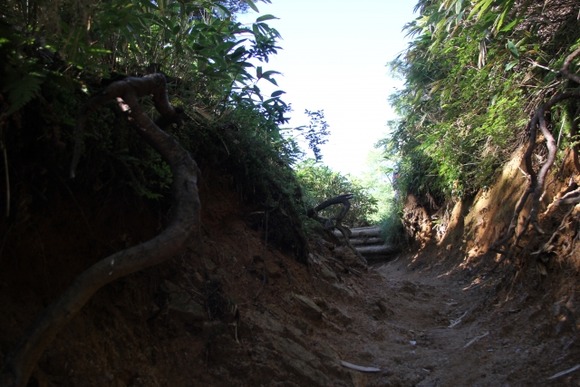 【北アルプス】燕岳、8歳の男子児童が体調不良…父親が救助要請