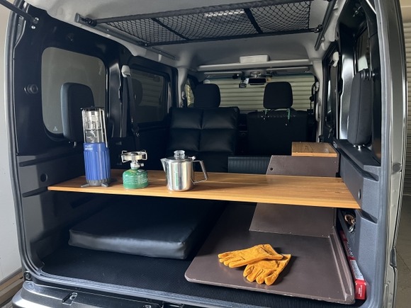 車中泊の動画見てるんだが、なんであいつら車内でメシ食うの？