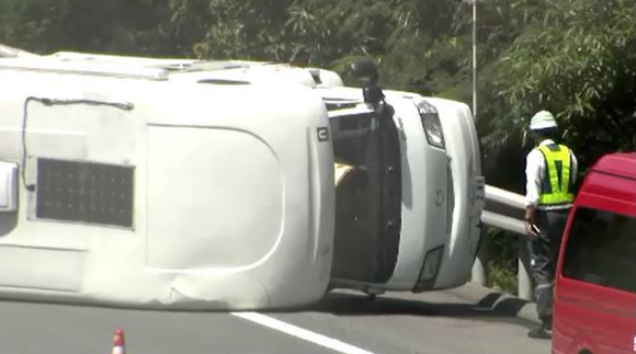 8歳男児死亡のキャンピングカー横転事故、運転していた49歳の父親を過失運転致死傷の疑いで書類送検