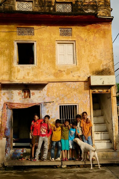 【悲報】インド旅行者さん、物乞いのガキに牛糞入り水風船を投げつけられる→高熱が出て病院送りに