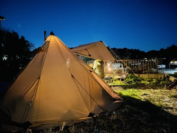 ソロキャンプ（ 焚火・焼肉・酒・映画）←文字だけ見ると楽しそう