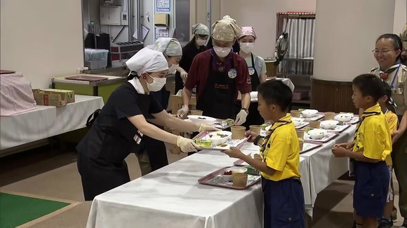 【皇室】佳子さま、ボーイスカウトのキャンプに参加！エプロン姿でカレーを配膳