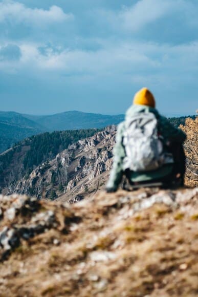 快晴の山歩きをすれば明るい気分になれる。 山に行け。