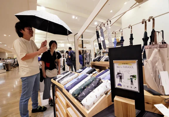 メンズ日傘「抵抗感はあるけど」売り上げ５年で７倍、ブランドも誕生…猛暑で「男の新必需品」に