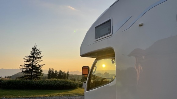 女の子「キャンピングカーのトイレ使わせて」ワイ(まぁ一人くらいええか)