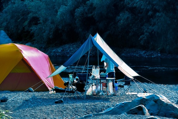 川でキャンプしてたら釣り人に挟まれたんだけど