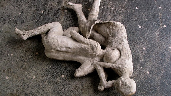 【画像】火砕流に呑まれた古代の二人組、男と判明！？　男同士で抱き合う姿から科学者はゲイカップルと推測