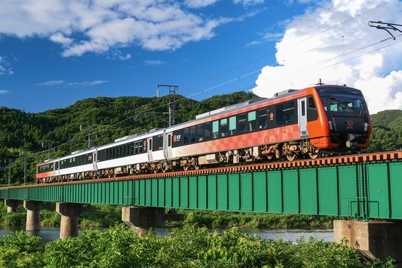【地獄絵図】観光列車に体臭激クサ男が乗ってしまい車内がパニックになる