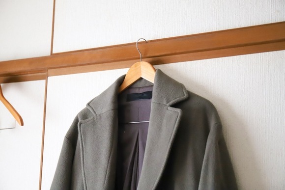 マナー教師「外の汚れを持ち込むから室内ではダウンジャケットは脱ぐのがマナー」