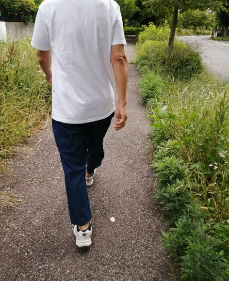 ワイ、ラジオを聞きながら朝のお散歩を開始????