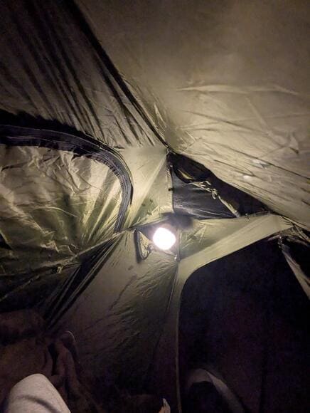 【画像】部屋寒いからテントに住む