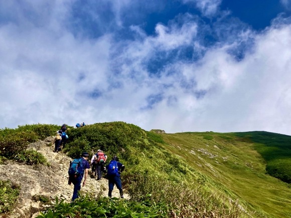 登山用リュックを赤にするか黒にするかで迷ってる