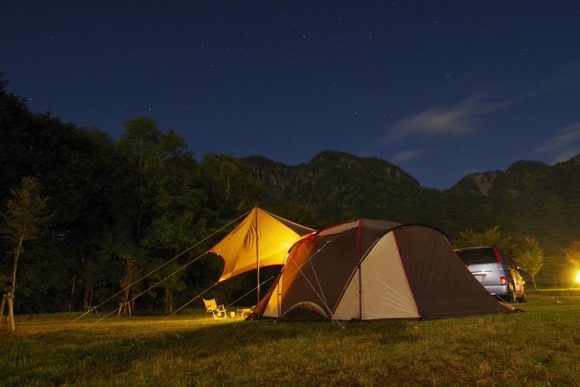 キャンプ場のテント内で40代女性と小2女児が死亡しているのが見つかる　テント内には練炭が焚かれた跡